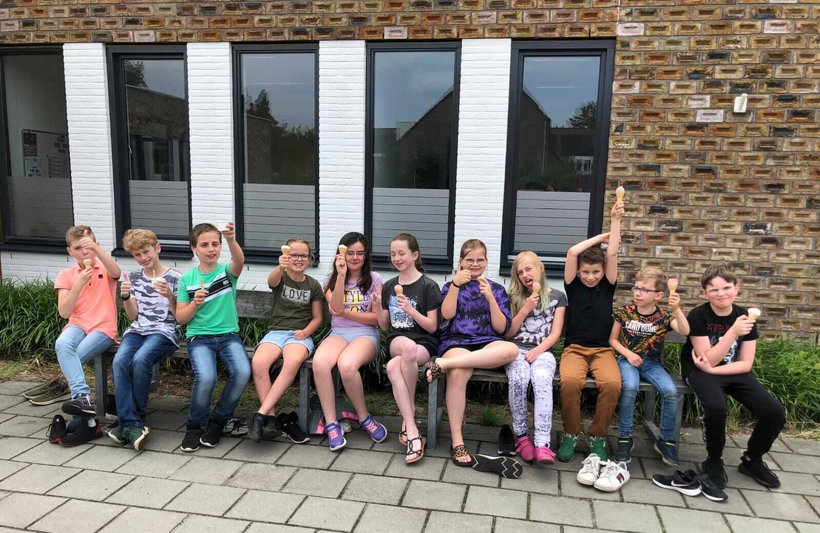 Blije kinderen met ijs